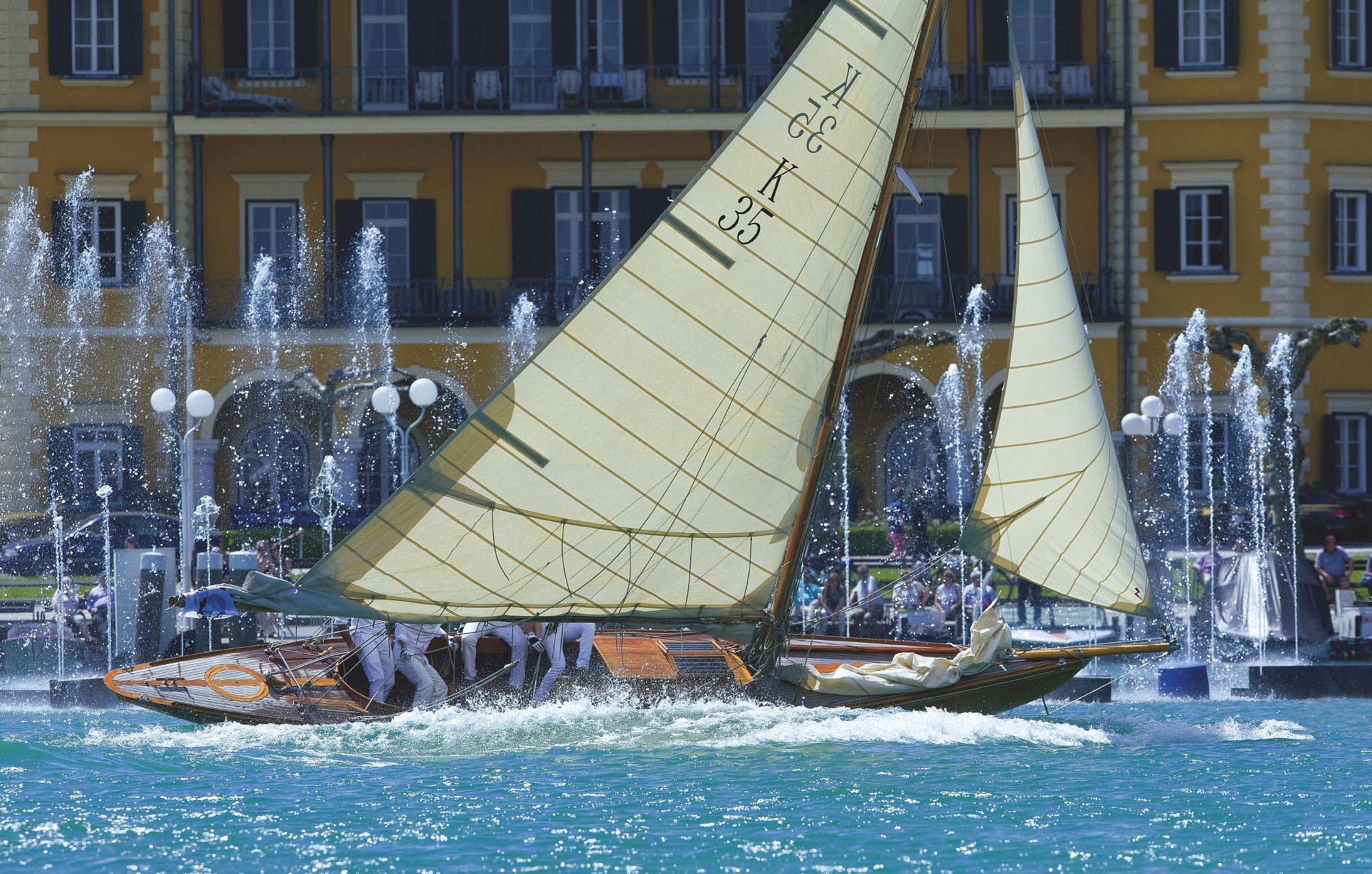 Yacht d'epoca in regata