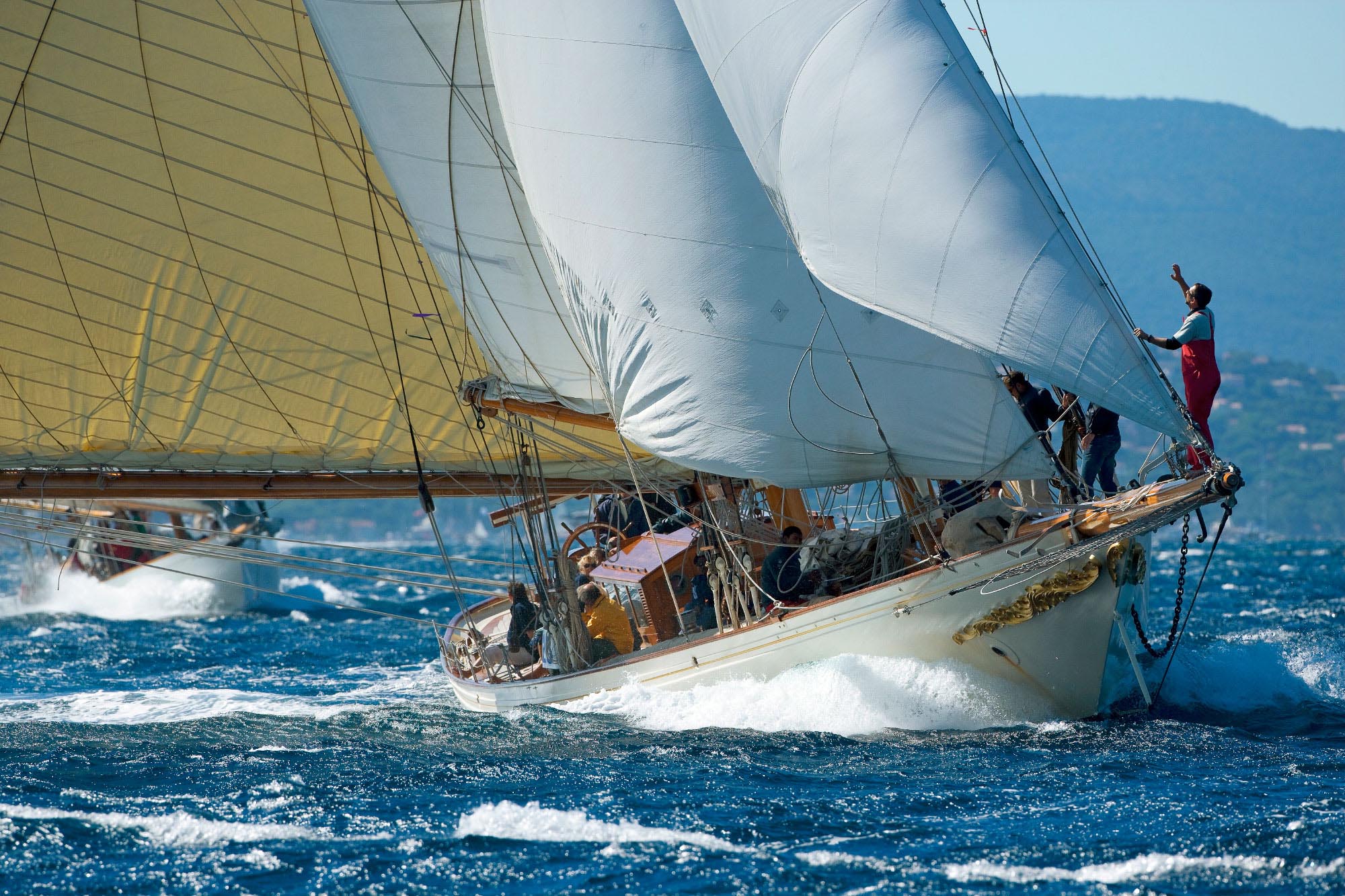 Yacht d'epoca in regata