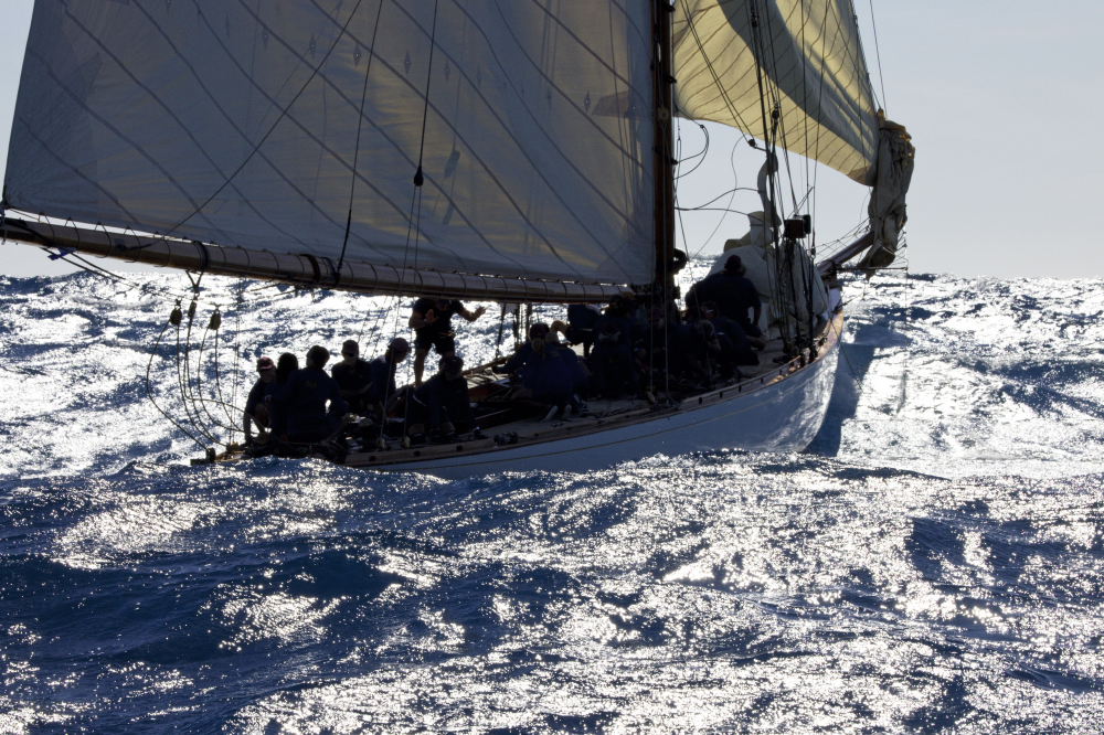 Yacht d'epoca in regata