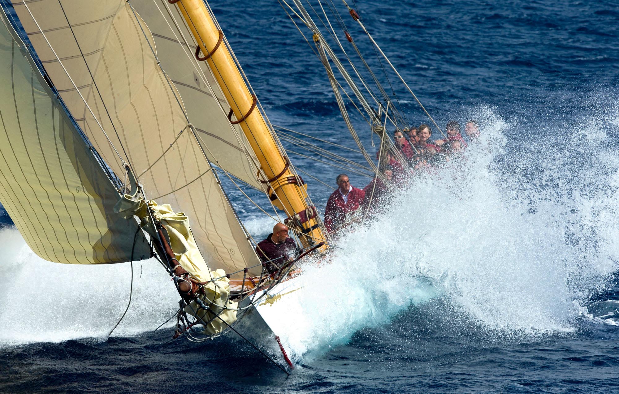 Yacht d'epoca in regata