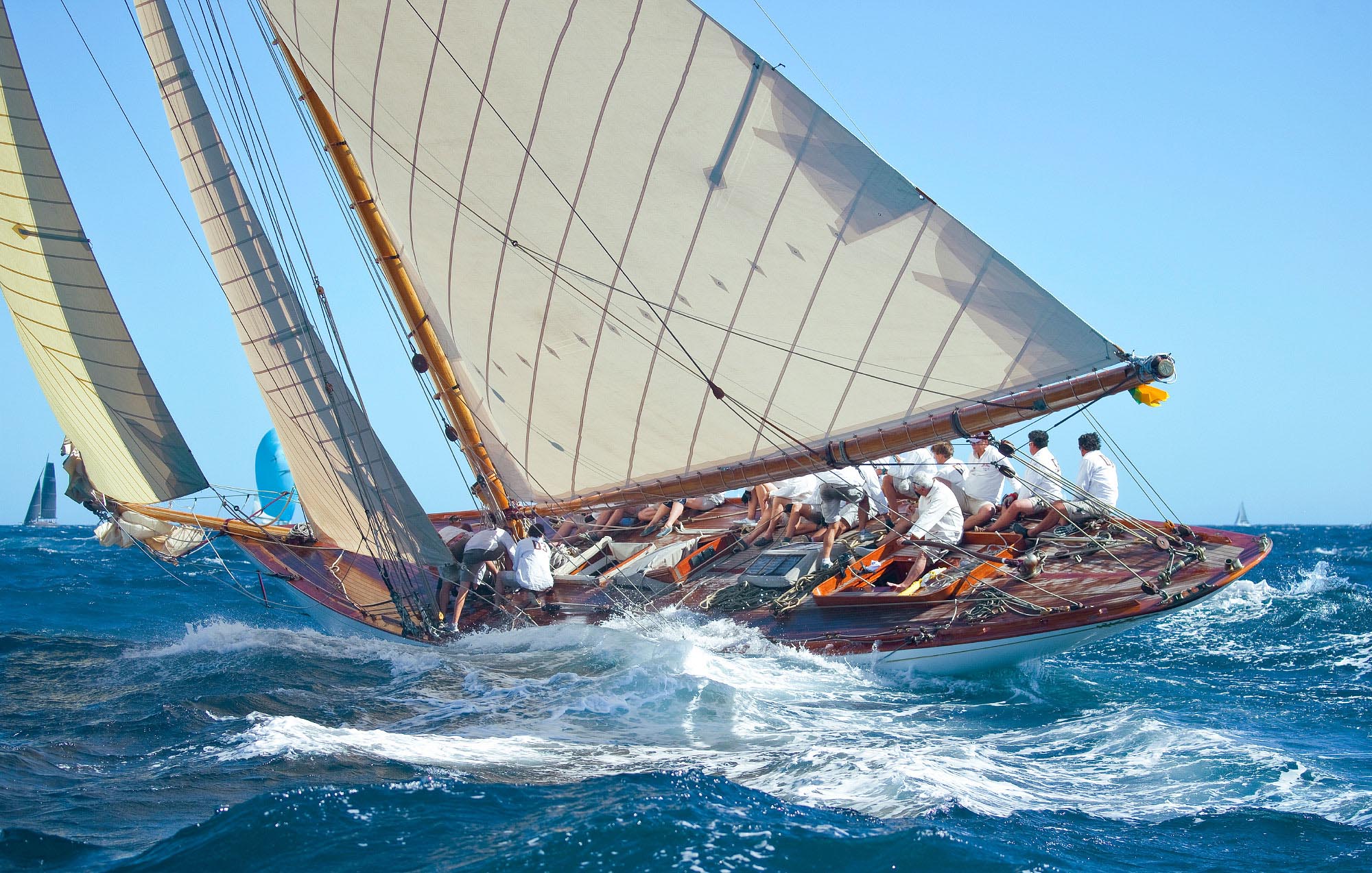 Yacht d'epoca in regata